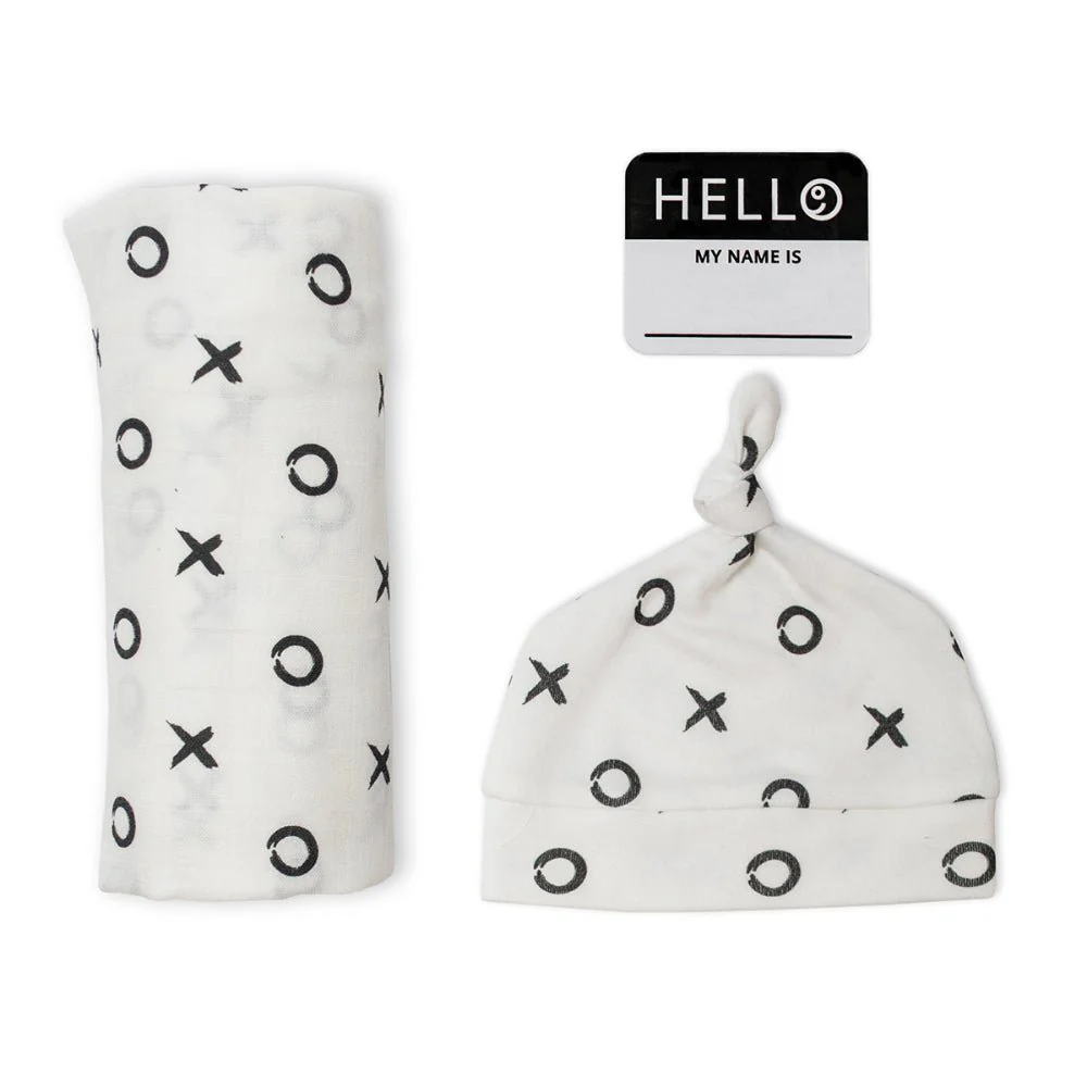Lulujo – Bamboo Hat and Swaddle Blanket Gift Set – Hugs & Kisses